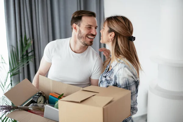 Boyfriend Girlfriend Moving Apartment Young Couple Unpacking Belongings — Stock Photo, Image