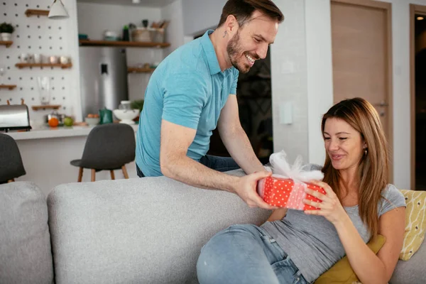 Marido Surpreendendo Sua Esposa Com Presente Jovem Dando Caixa Presente — Fotografia de Stock