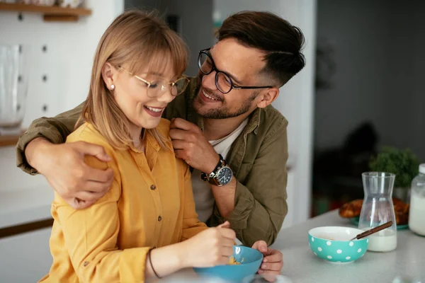 Casal Jovem Fazendo Café Manhã Casa Amante Casal Comer Cereais — Fotografia de Stock