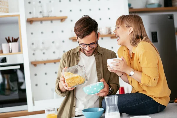 Pareja Joven Haciendo Desayuno Casa Pareja Cariñosa Comiendo Cereales Cocina — Foto de Stock