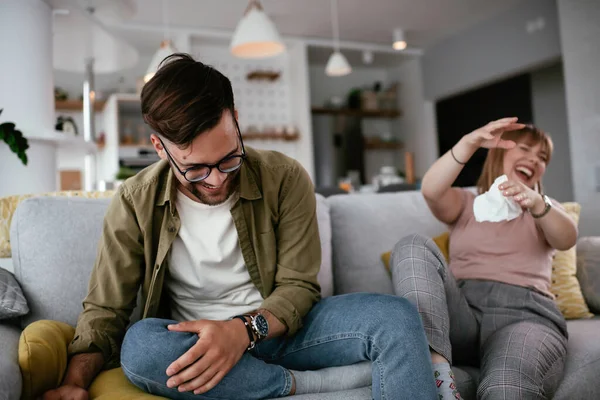 Kanepede birbirini seven genç bir çift. Mutlu çift oturma odasında dinleniyor ve gülüyor. 