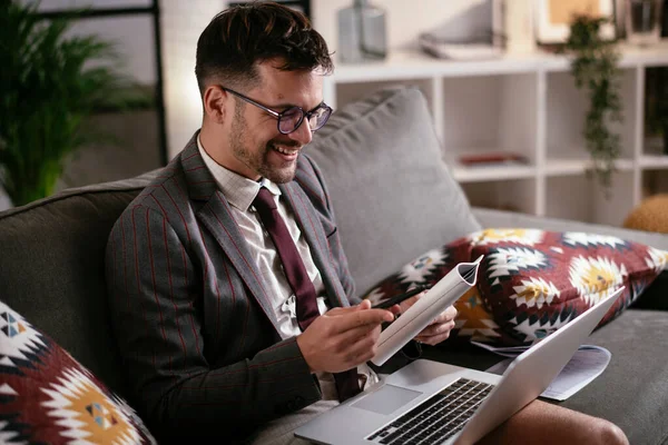 Evde pantolonsuz çalışan bir iş adamı. Genç adam video görüşmesi sırasında bilgisayarı kullanıyor..