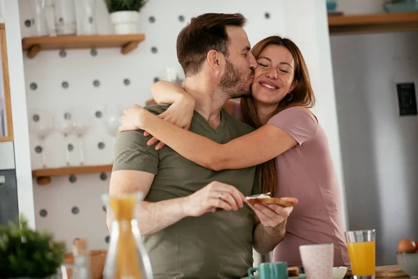 Pareja Joven Haciendo Sándwiches Casa Pareja Cariñosa Disfrutando Cocina —  Fotos de Stock