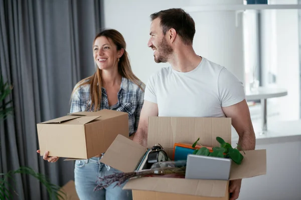 Boyfriend Girlfriend Moving Apartment Young Couple Unpacking Belongings — Stock Photo, Image