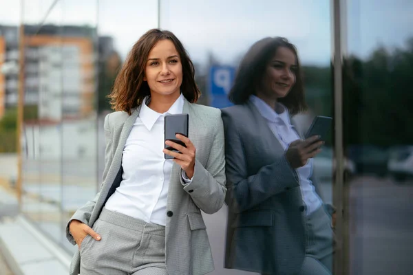 Jovem Empresária Empresária Bem Sucedida Usando Telefone Enquanto Caminha Livre — Fotografia de Stock