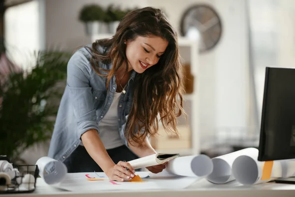 Portret Biznesmenki Pracującej Biurze Kreatywnym Happy Casual Businesswoman Swoim Miejscu — Zdjęcie stockowe