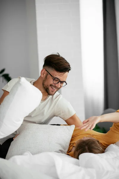 Pasangan Muda Melawan Bantal Tempat Tidur Pasangan Bahagia Bersenang Senang — Stok Foto