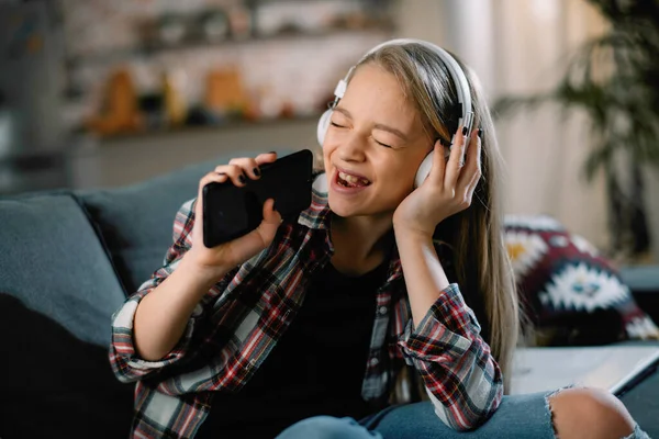 Beautiful Little Girl Singing Pretty Young Girl Living Room Headphones — Stock Photo, Image