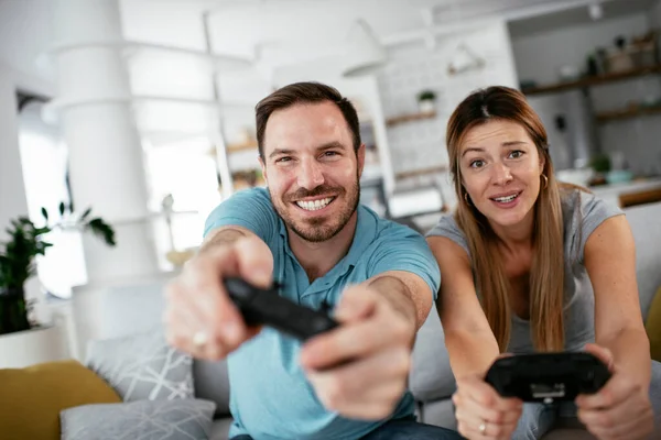아내는 거실에서 조이스틱 비디오 게임을 있습니다 사랑하는 가집에서 비디오 게임을 — 스톡 사진