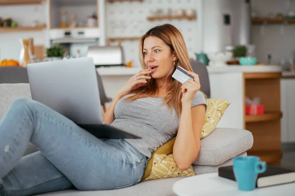 Young Woman Using Her Credit Card Laptop Home Beautiful Woman — Stock Photo, Image