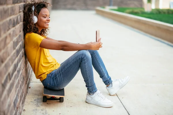 Gadis Skater Muda Afrika Mengambil Selfie Dan Mendengarkan Musik Jalan — Stok Foto