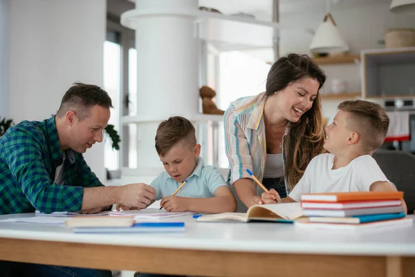 Moeder Vader Helpen Hun Zonen Met Huiswerk — Stockfoto