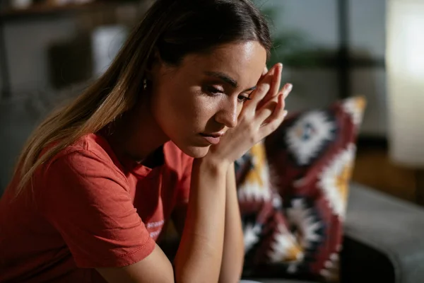 Mulher Preocupada Usando Laptop Jovem Mulher Triste Sentada Sala Estar — Fotografia de Stock