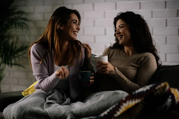 Beste Freundinnen Amüsieren Sich Beim Teetrinken Auf Dem Sofa — Stockfoto