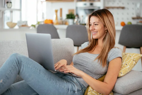 Güzel bir kadın görüntülü görüşme yapıyor. Genç mutlu kadın evde eğleniyor..