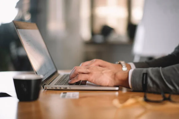 Primeros Planos Las Manos Del Hombre Usando Portátil Concepto Comunicación —  Fotos de Stock