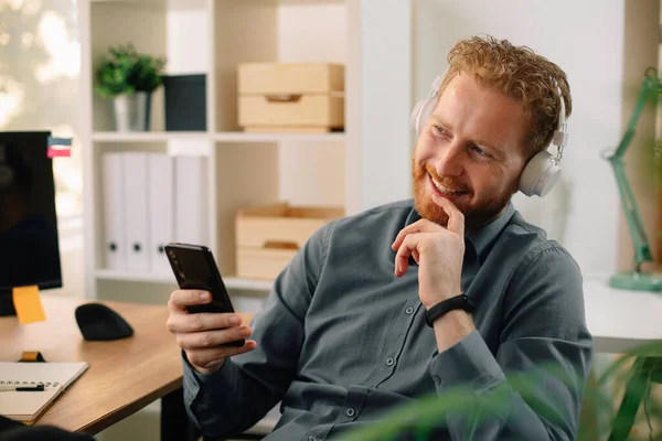 Businessman Office Handsome Ginger Man Listening Music Headphones — Stock Photo, Image