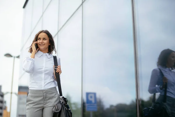 Jovem Empresária Empresária Bem Sucedida Usando Telefone Enquanto Caminha Livre — Fotografia de Stock