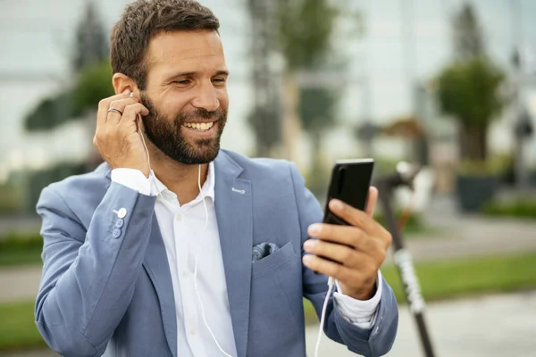 Mladý Podnikatel Obleku Mají Videohovor Jeho Smartphone Ulici — Stock fotografie