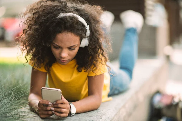 Gadis Muda Ras Campuran Menggunakan Telepon Jalan — Stok Foto