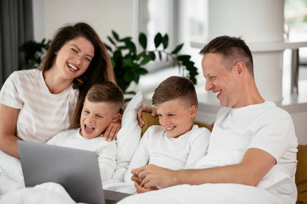 Família Jovem Assistindo Filme Laptop Belos Pais Com Crianças Desfrutando — Fotografia de Stock