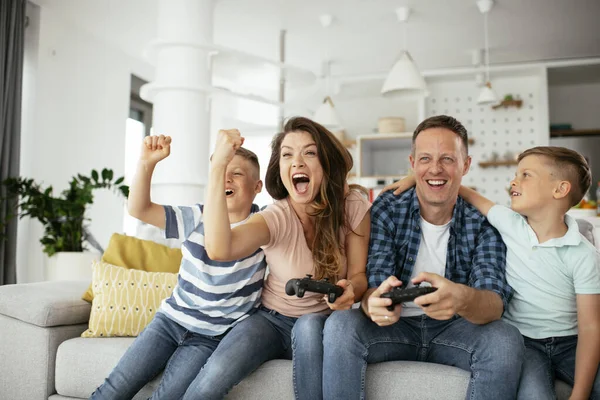 Πατέρας Και Μητέρα Διασκεδάζουν Παίζοντας Βιντεοπαιχνίδια Παιδιά Στο Σπίτι — Φωτογραφία Αρχείου