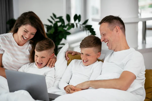 Família Jovem Assistindo Filme Laptop Belos Pais Com Crianças Desfrutando — Fotografia de Stock