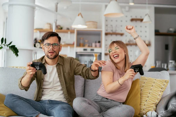 Hermosa Pareja Joven Jugando Videojuegos Casa — Foto de Stock