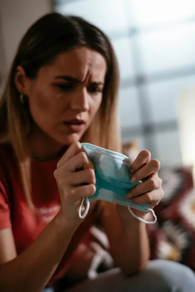 Mujer Joven Esperando Los Resultados Del Laboratorio Mujer Preocupada Esperando — Foto de Stock