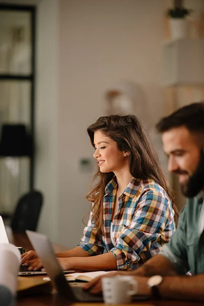 Socios Comerciales Discutiendo Proyecto Startup Oficina — Foto de Stock