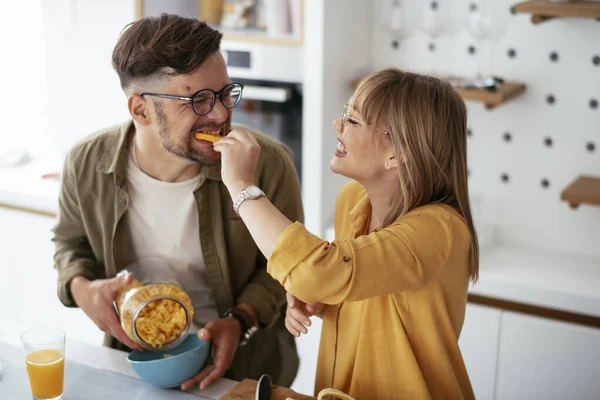 Pareja Joven Haciendo Desayuno Casa Pareja Cariñosa Comiendo Cereales Cocina —  Fotos de Stock