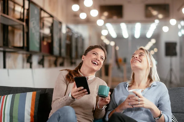 Boldog Üzletasszonyok Beszélgetnek Nevetnek Nyílt Űrirodában Nők Kávéznak Irodában — Stock Fotó