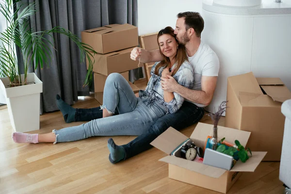 Boyfriend Girlfriend Moving Apartment Young Couple Unpacking Belongings — Stock Photo, Image