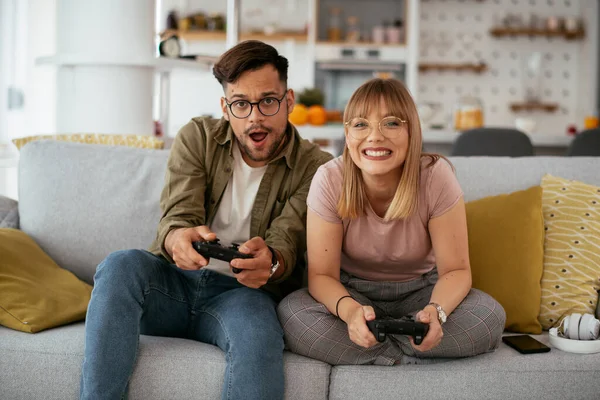 Evde Video Oyunu Oynayan Güzel Genç Bir Çift — Stok fotoğraf