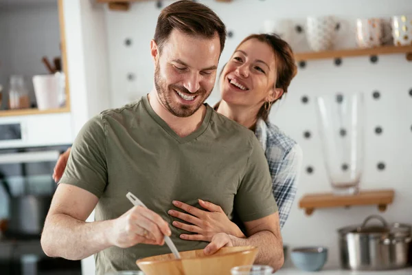 Pareja Joven Haciendo Panqueques Casa Pareja Amorosa Divirtiéndose Mientras Cocina —  Fotos de Stock