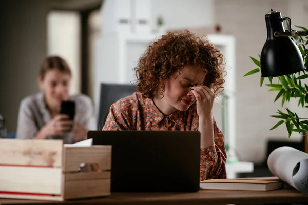 Hermosa Mujer Negocios Trabajando Proyectos Joven Empresaria Trabajando Oficina — Foto de Stock