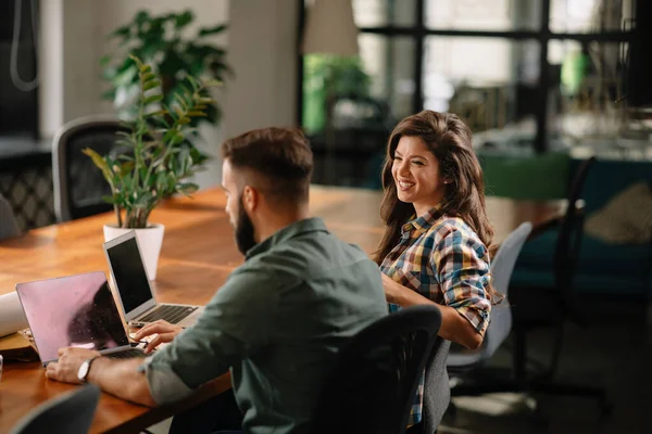 Socios Comerciales Discutiendo Proyecto Startup Oficina — Foto de Stock