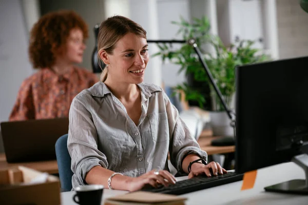 Jeune Femme Affaires Travaillant Sur Ordinateur Sur Son Lieu Travail — Photo