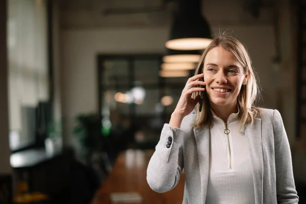 Pengusaha Wanita Berbicara Telepon Kantor Profesional Wanita Muda Kantor — Stok Foto
