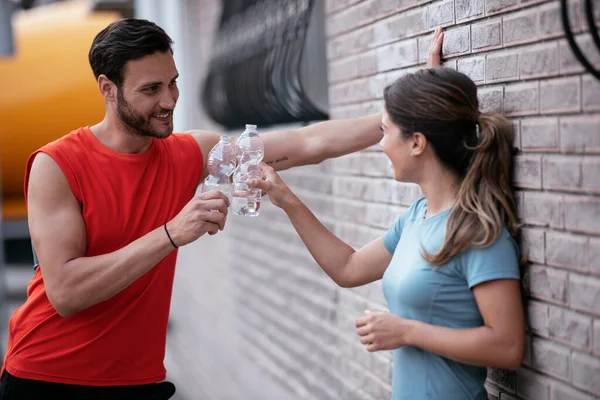Atletik çift şehirde koştuktan sonra dinleniyor. Mutlu çift sabahları eğleniyor...