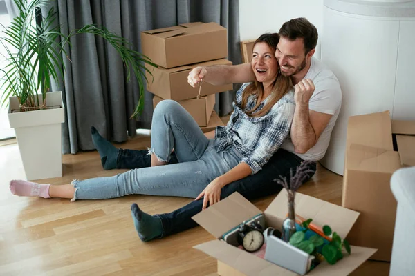 Boyfriend Girlfriend Moving Apartment Young Couple Unpacking Belongings — Stock Photo, Image