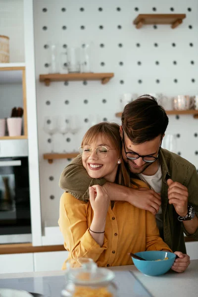 Pareja Joven Haciendo Desayuno Casa Pareja Cariñosa Comiendo Cereales Cocina —  Fotos de Stock