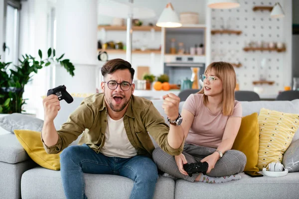 Hermosa Pareja Joven Jugando Videojuegos Casa — Foto de Stock