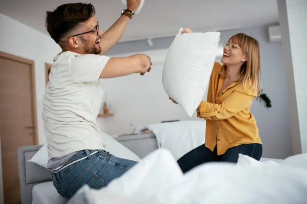 Pasangan Muda Melawan Bantal Tempat Tidur Pasangan Bahagia Bersenang Senang — Stok Foto