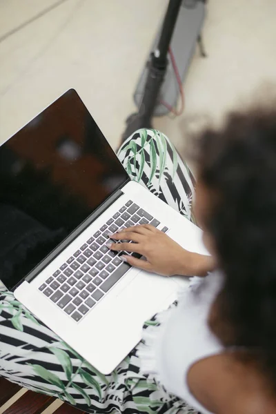 Jovem Africana Usando Laptop Livre Mulher Bonita Com Cabelo Bagunçado — Fotografia de Stock