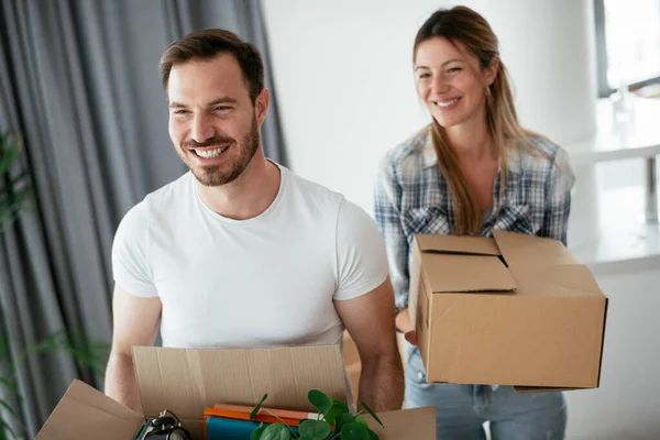 Boyfriend Girlfriend Moving Apartment Young Couple Unpacking Belongings — Stock Photo, Image