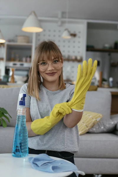 Młoda Atrakcyjna Kobieta Sprzątanie Domu — Zdjęcie stockowe