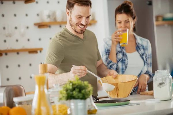 Pareja Joven Haciendo Panqueques Casa Pareja Amorosa Divirtiéndose Mientras Cocina —  Fotos de Stock