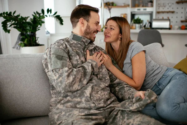 Ευτυχισμένος Στρατιώτης Κάνει Έκπληξη Στη Γυναίκα Του Στο Σπίτι Νεαρή — Φωτογραφία Αρχείου