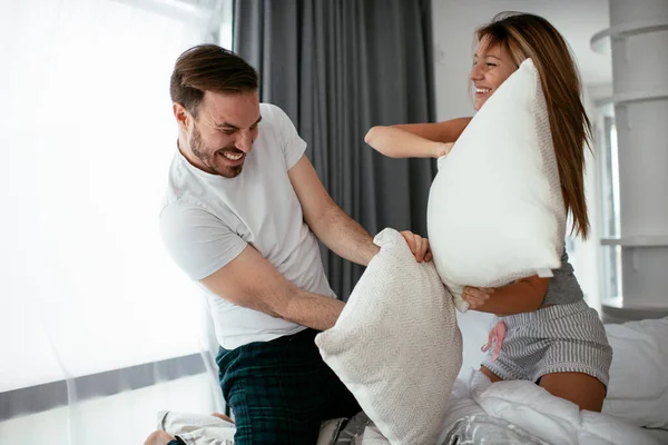 침대에 베개를 싸우는 가집에서 재미있게 지낸다 — 스톡 사진